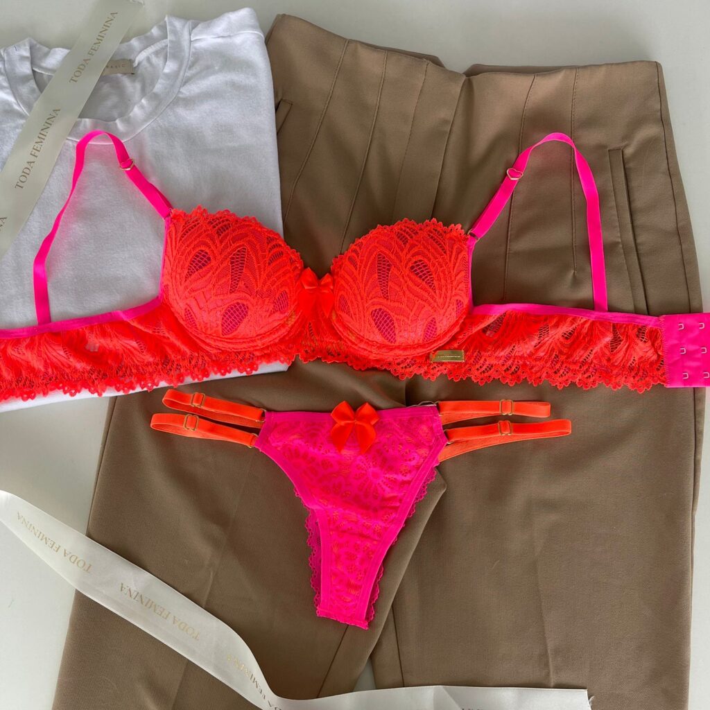 Conjunto De Lingerie Em Renda Suti Sem Bojo Aro E Calcinha Biqu Ni
