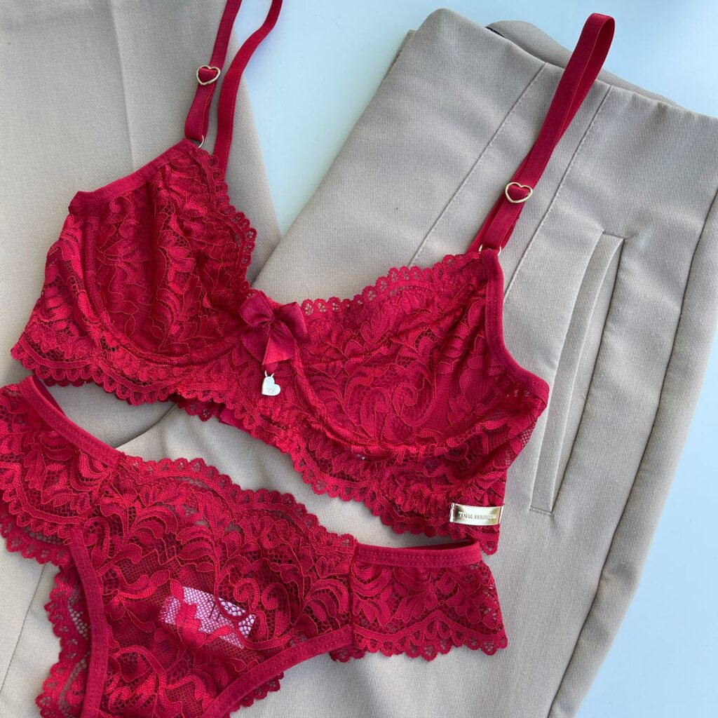 Conjunto De Lingerie Em Renda Suti Bojo E Calcinha String Dupla