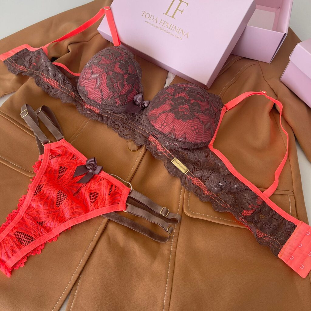 Conjunto de lingerie em renda sutiã bojo e calcinha string dupla