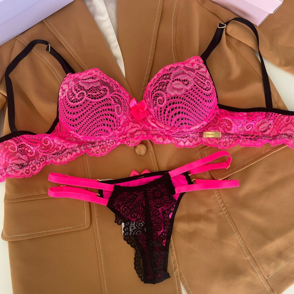 Conjunto De Lingerie Em Renda Suti Bojo E Calcinha String Dupla