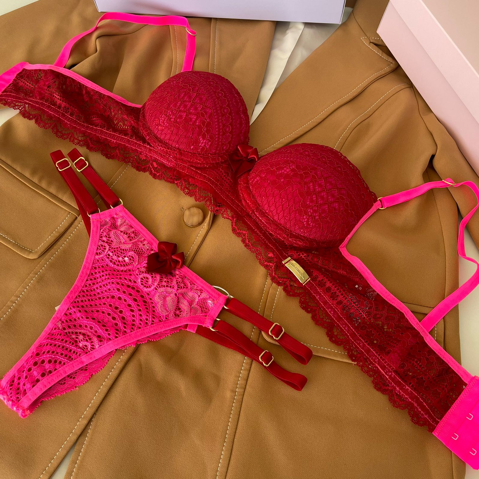 Conjunto De Lingerie Em Renda Suti Bojo E Calcinha String Dupla