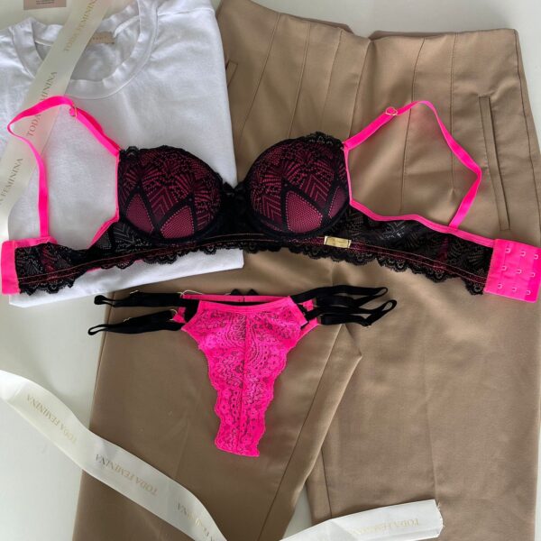 Conjunto de lingerie em renda sutiã com bojo e calcinha string dupla fio  dental preto com rosa neon – Mia – Toda Feminina