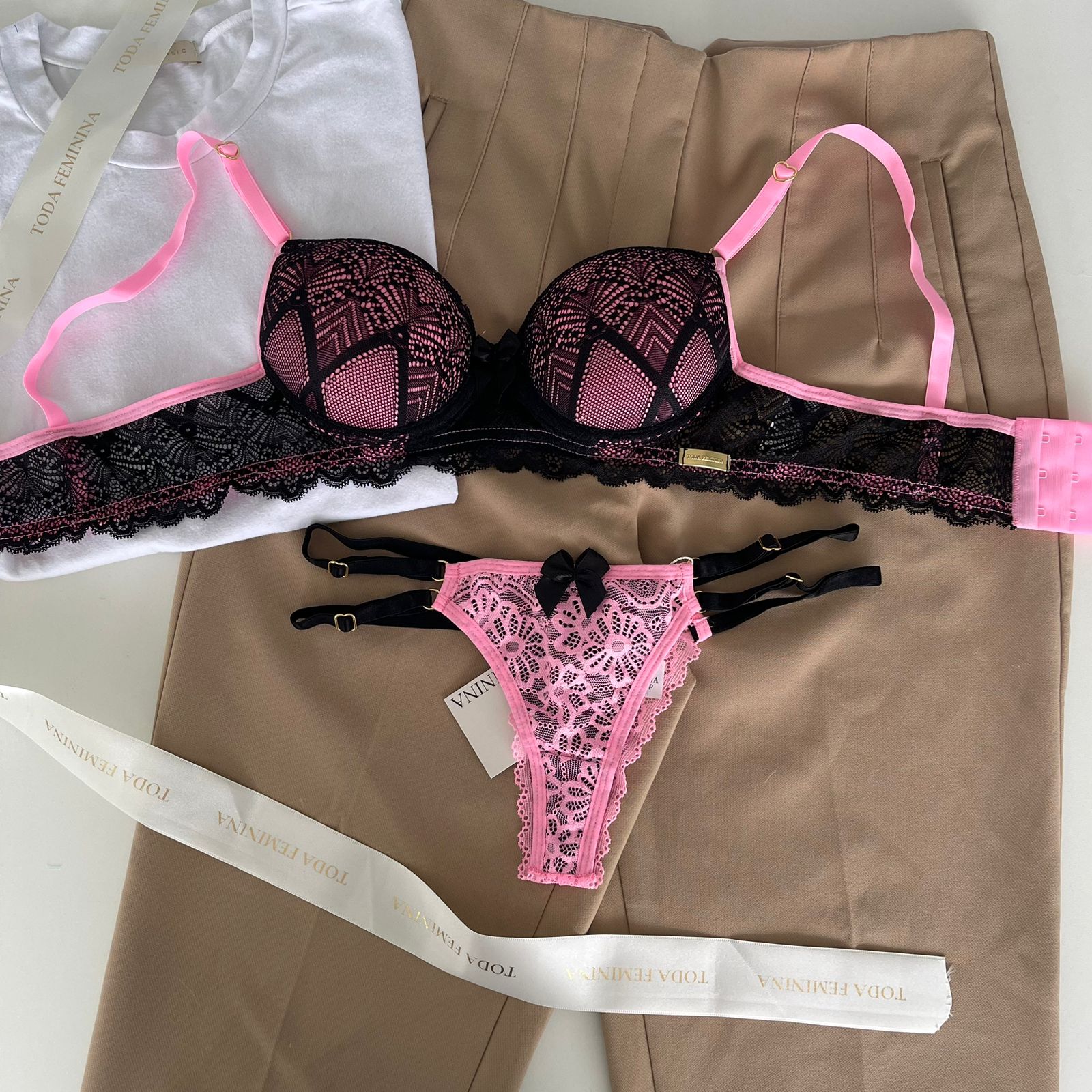 Conjunto de lingerie em renda sutiã com bojo e calcinha string dupla fio  dental preto com rosa babaloo – Mia – Toda Feminina