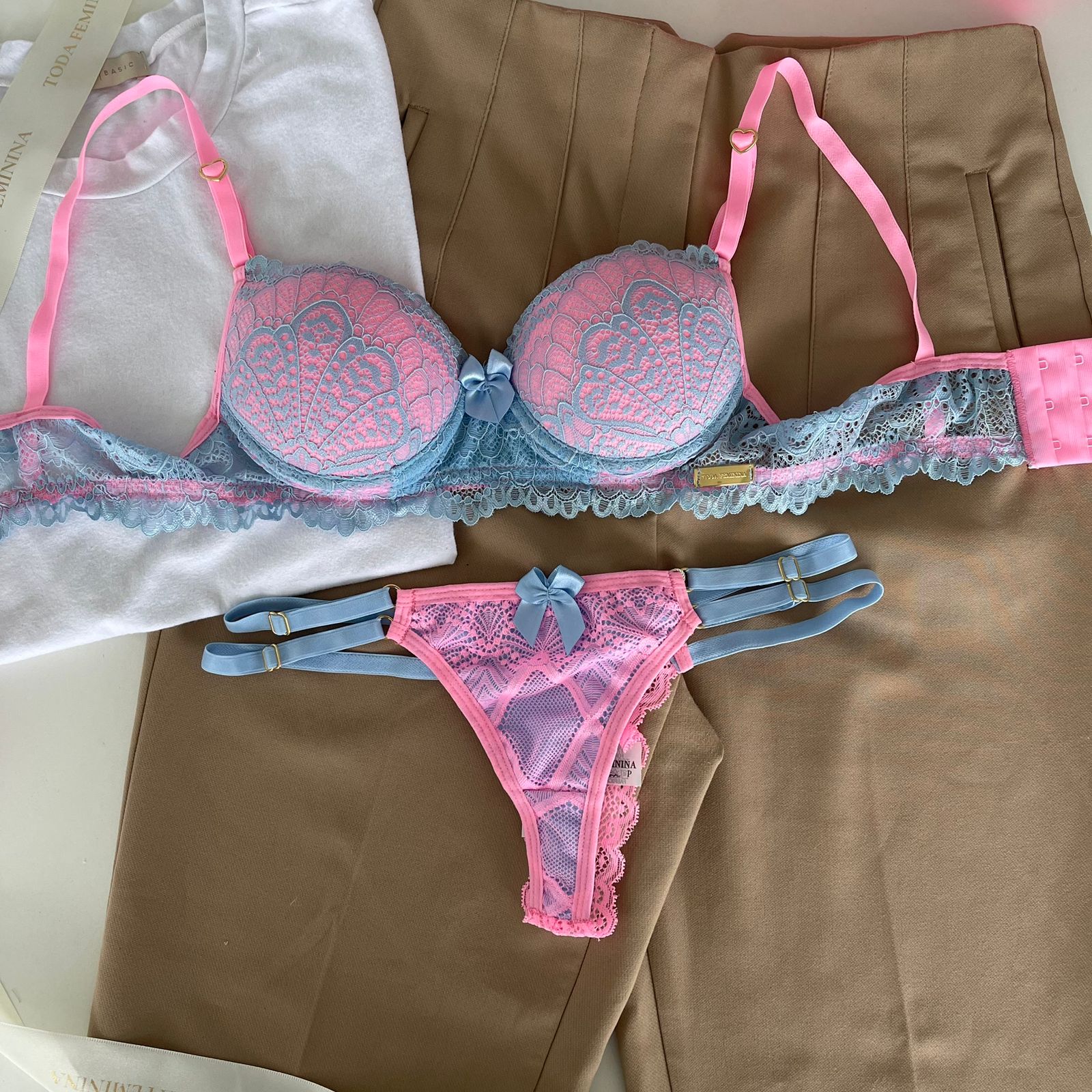 Conjunto de lingerie em renda sutiã com bojo e calcinha string dupla fio  dental azul claro com rosa babaloo – Mia – Toda Feminina