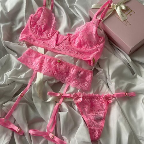 Conjunto de lingerie em renda cinta liga sem bojo com aro rosa