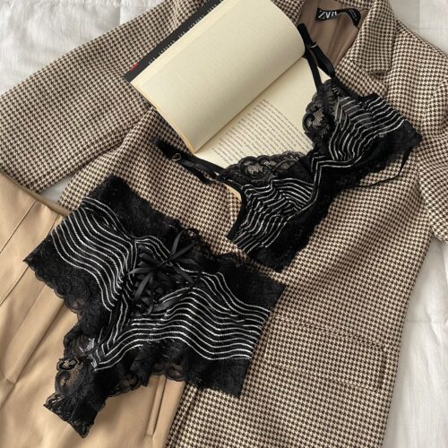 Conjunto de lingerie em renda sutiã com bojo e calcinha string