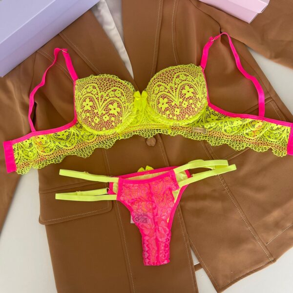 Conjunto de lingerie em renda sutiã com bojo e calcinha string dupla fio  dental rosa neon com verde neon – Mia – Toda Feminina