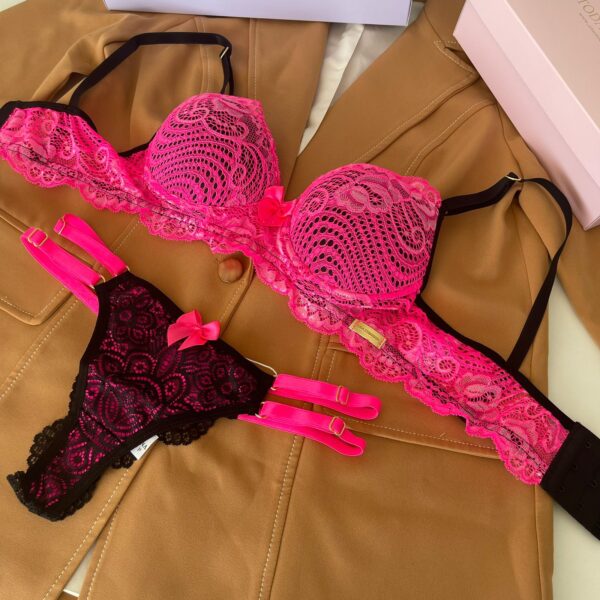 Conjunto de lingerie em renda sutiã com bojo e calcinha string