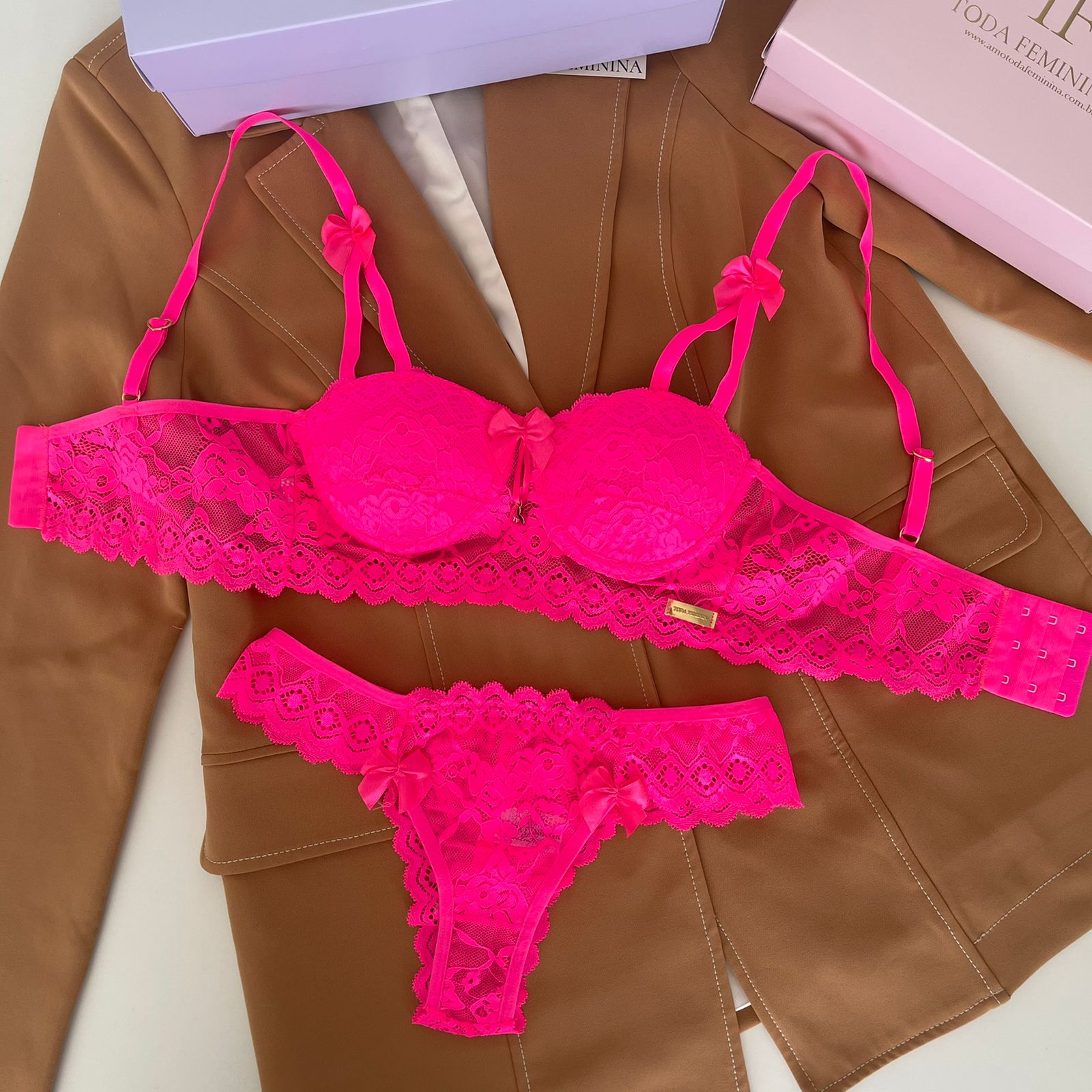 Conjunto de lingerie em renda com bojo e calcinha biquíni rosa