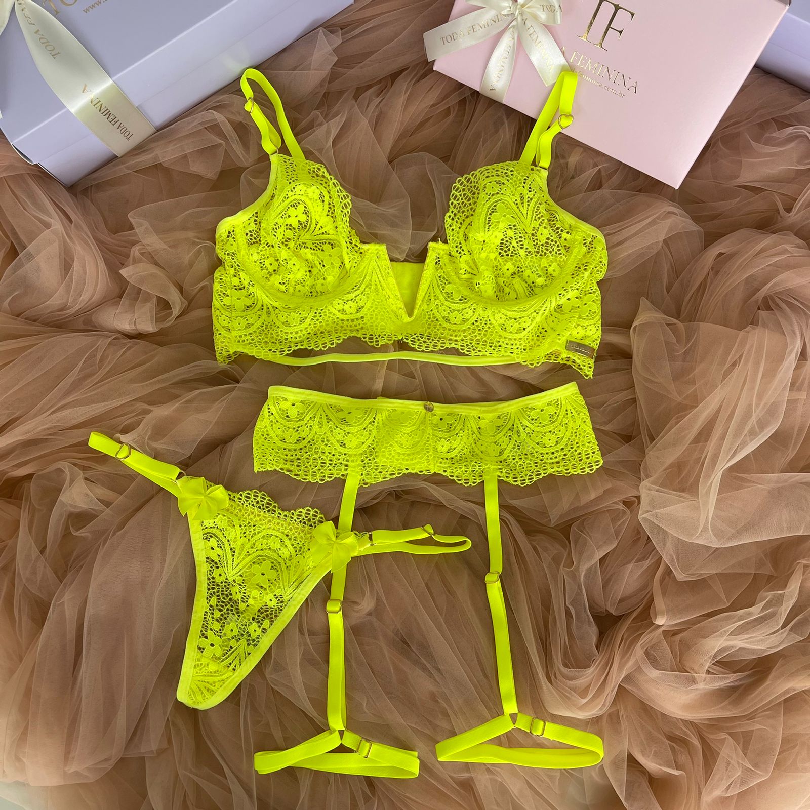 Conjunto de lingerie em renda cinta liga sem bojo com aro verde neon –  Scarlet – Toda Feminina