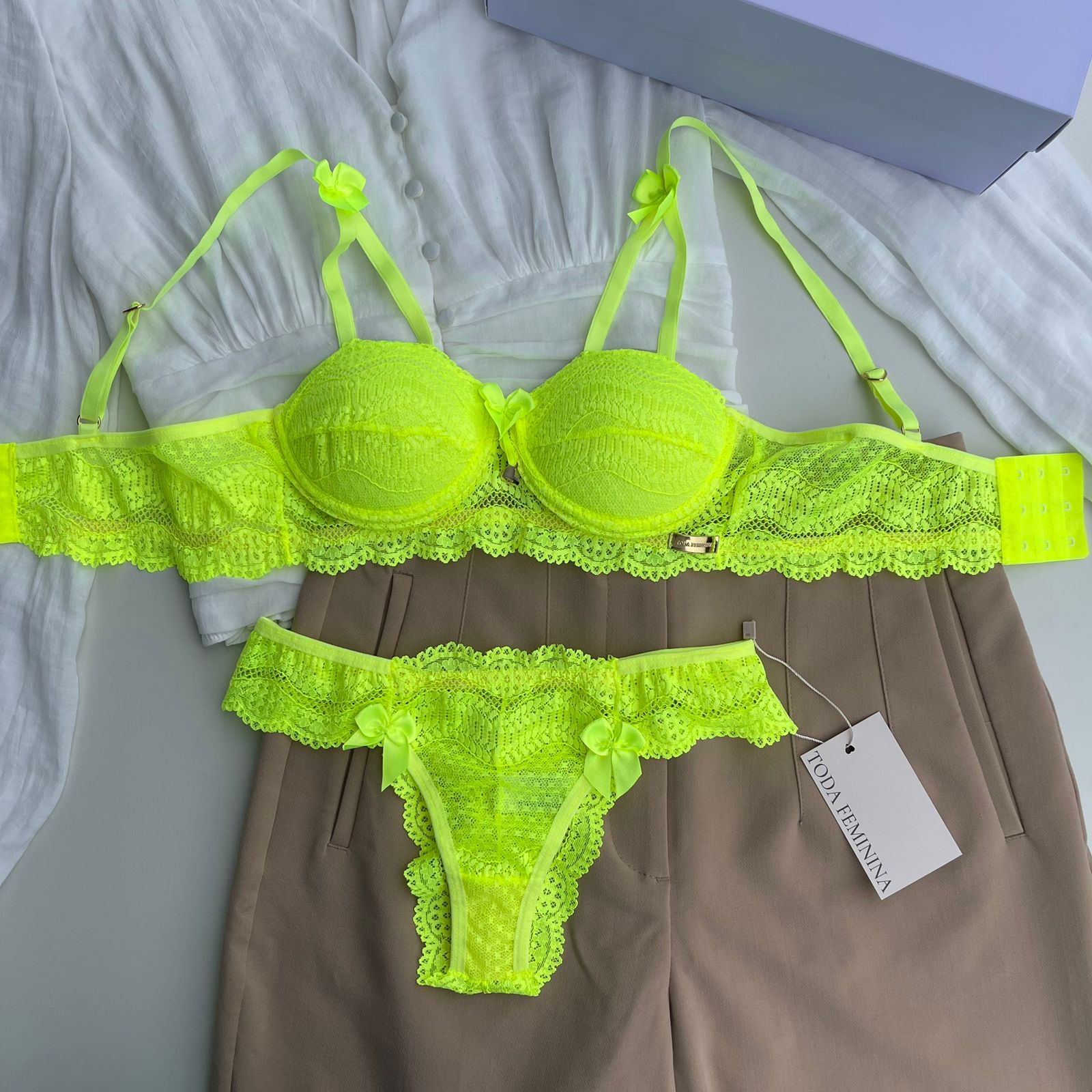 Conjunto de lingerie em renda com bojo e calcinha biquíni verde