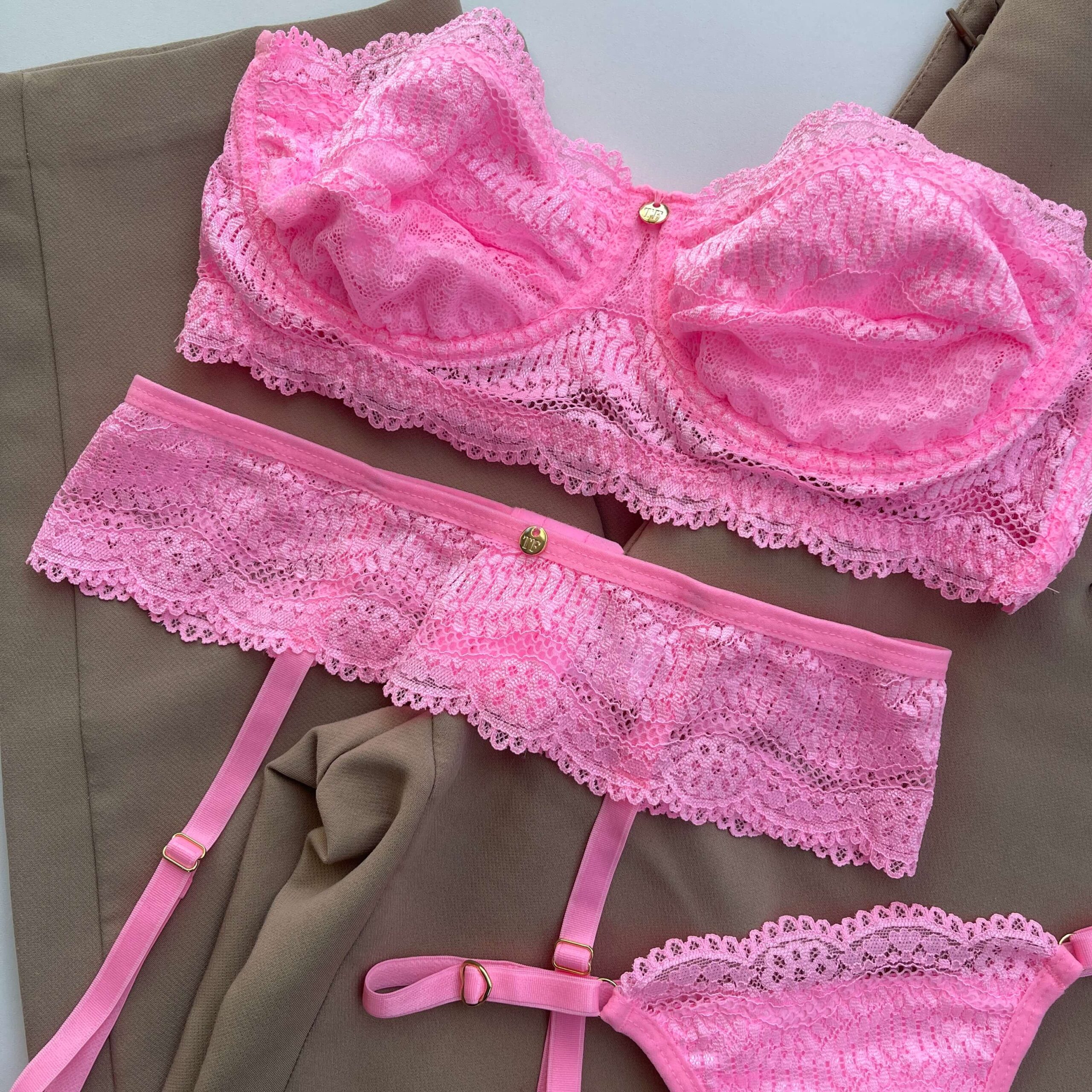 Conjunto de lingerie em renda sutiã sem bojo com aro e calcinha