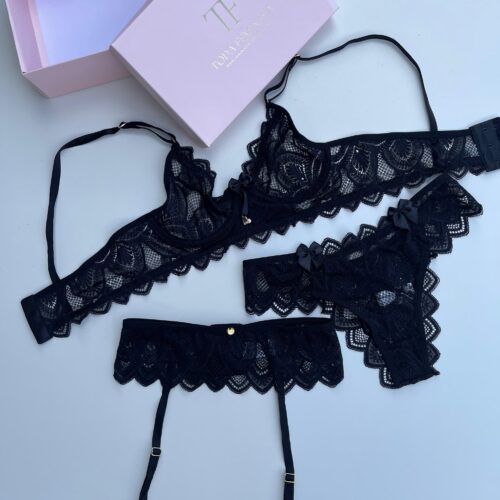 Conjunto De Lingerie Em Renda Sem Bojo Com Aro Sem Forro Preto – Cinta Liga